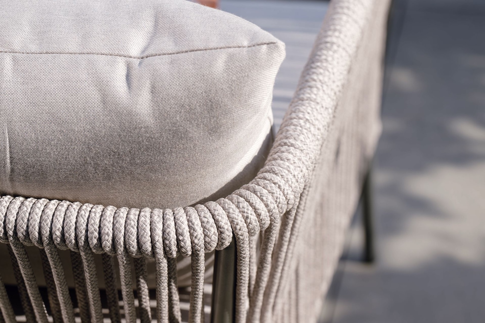 Stern Marla 2-Sitzer Lounge-Sofa Gartensofa Lounge-Bank mit Kissen graubraun