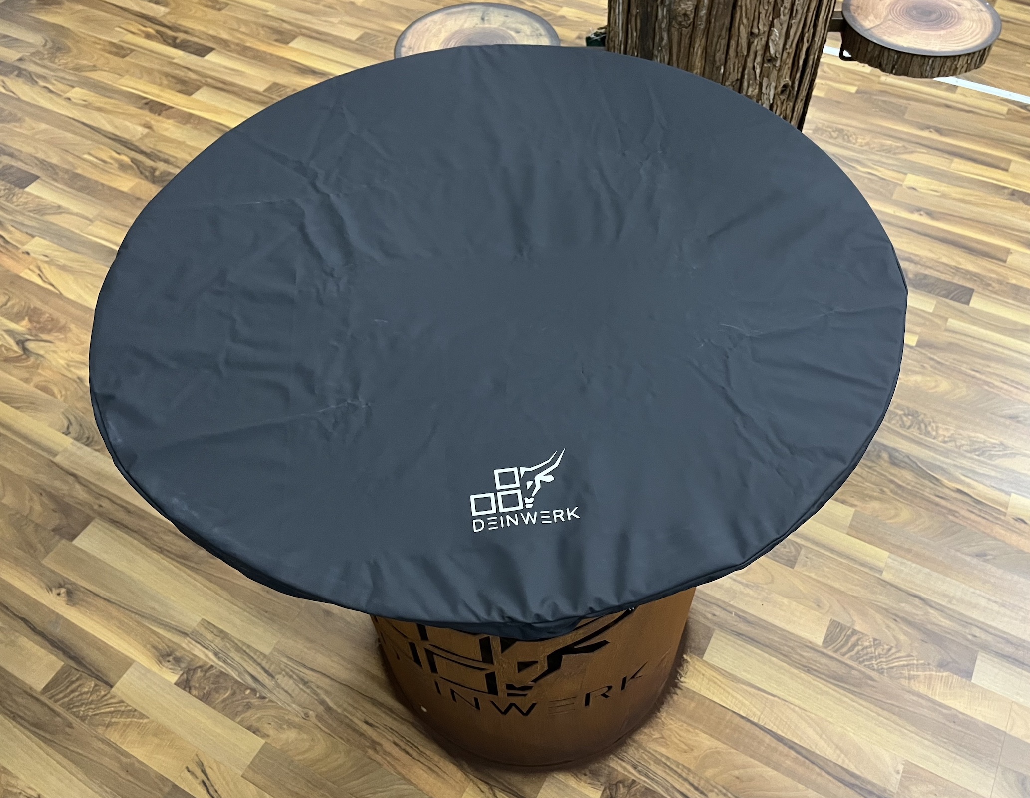 DEINWERK Abdeckung für Plancha Platte Ø 90 cm diffusionsoffen mit DEINWERK Logo