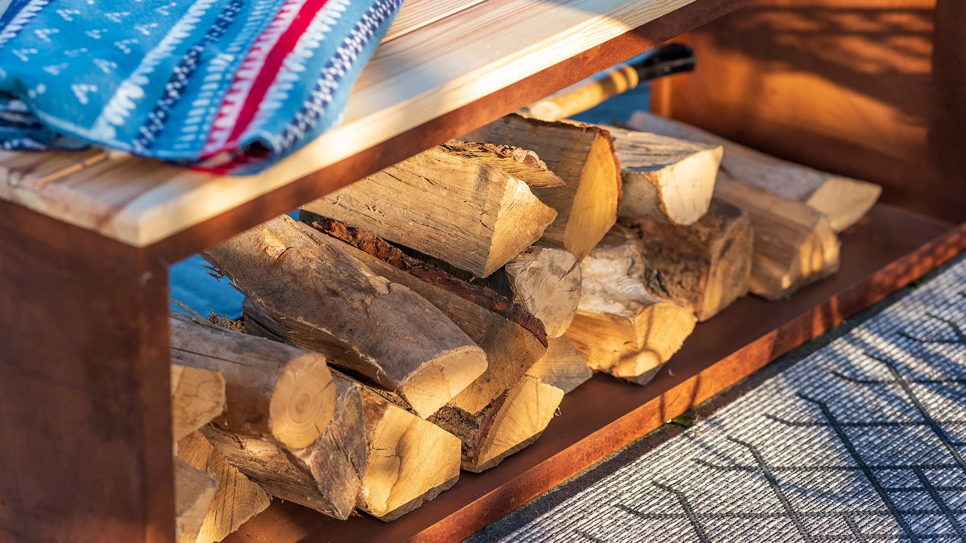 REDFIRE® Holzlagerbank Tyr Holz/Stahl Rost-Look Out­door-Bank mit Stauraum 210057
